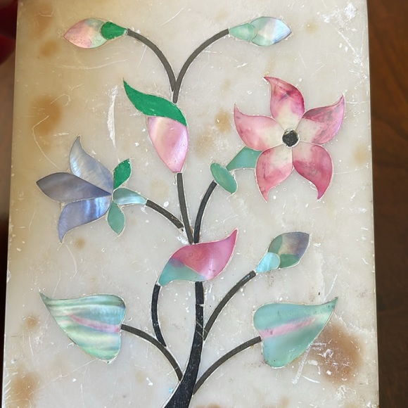 Soapstone stone trinket box moths of pearl inlay floral pattern - Picture 2 of 8